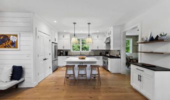 97 Oak Ln, Amagansett, NY 11937