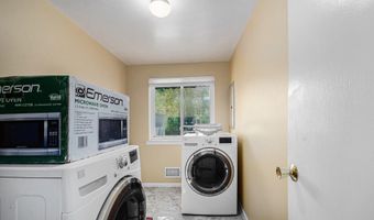 4 Burlingame Ct, Ann Arbor, MI 48108
