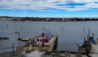 42 Central Ave, Clinton, CT 06413