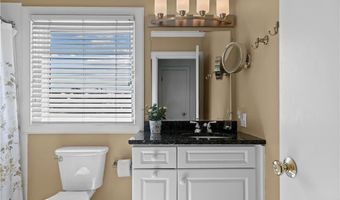 15 Hammersmith Rd #14, Newport, RI 02840