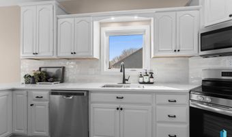 813 E Heatherwood Dr, Brandon, SD 57005