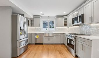 14 Redwood St, Bergenfield, NJ 07621