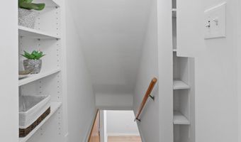 2323 N BURLINGTON St, Arlington, VA 22207