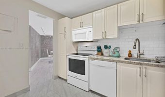 3101 N Country Club Dr 105, Aventura, FL 33180