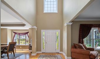 35 Shinnecock Hills Dr, Albany, NY 12205