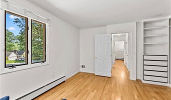 6 North Ln, Barrington, RI 02806