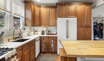 210 N BEACH Ave, Beach Haven, NJ 08008
