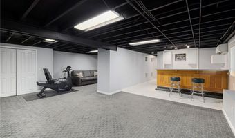 40 Quail Hollow Rd, Cranston, RI 02920