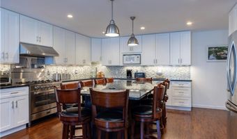 14 Clinton Ave 3, Jamestown, RI 02835