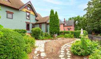 302 S Main St, Algonquin, IL 60102
