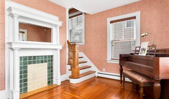 82 Sefton Dr, Cranston, RI 02905