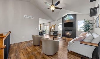 149 Country Club Ct, Anamosa, IA 52205