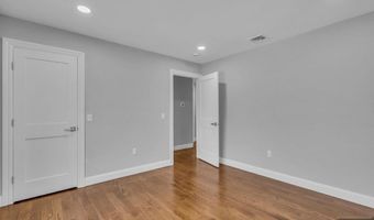 55 Maiden Ln, Bergenfield, NJ 07621