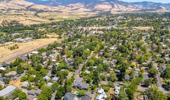 586 B St, Ashland, OR 97520