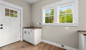 369 Huntinghouse Rd, Glocester, RI 02857