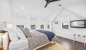 21 N Douglas Ave, Margate City, NJ 08402