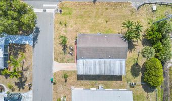 901 Laurel Cir, Barefoot Bay, FL 32976