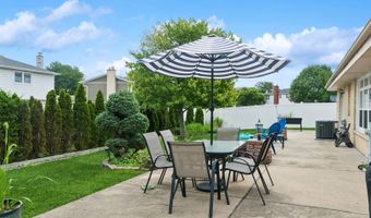 18 W Appletree Ln, Arlington Heights, IL 60004