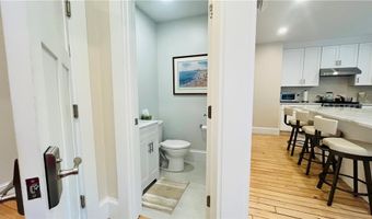 35 Memorial Blvd 1, Newport, RI 02840