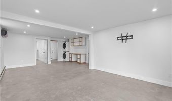 76 Warren Ave, Middletown, RI 02842