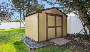 9 Valley Dr, Bristol, RI 02809