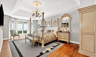 295 Meadowbrook Country Club Est, Ballwin, MO 63011