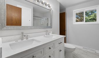 2407 S CLOVER Ln, Appleton, WI 54915