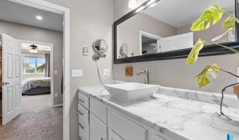 306 E Maple St, Beresford, SD 57004