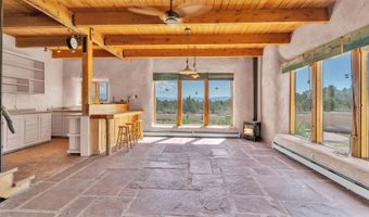 77 North Rd, Carson, NM 87517