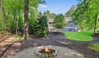 547 Roundtree Dr NE, Ada, MI 49301