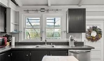 14 Dearborn St, Newport, RI 02840