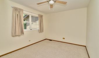 9925 Amanda Ln, Algonquin, IL 60102