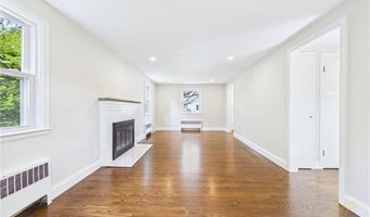 28 Eden Crest Dr, Cranston, RI 02920
