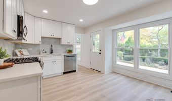 3023 N Windsor Dr, Arlington Heights, IL 60004