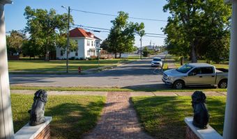 66 Weaver St, Baxley, GA 31513