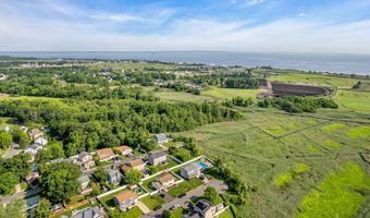 7 Th St, Belford, NJ 07718