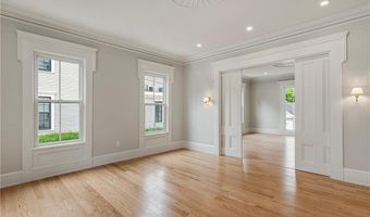 28 Mount Vernon St, Newport, RI 02840