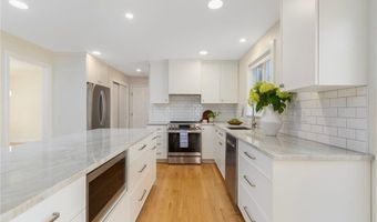220 Island Dr, Middletown, RI 02842