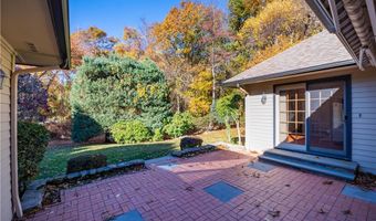 40 Phenix Ridge Dr, Cranston, RI 02921