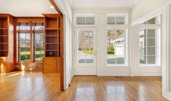 9 Ocean Lawn Ln, Newport, RI 02840