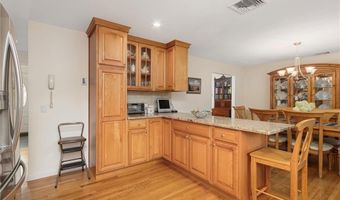 68 Birchwood Dr, Narragansett, RI 02882