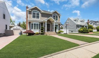 62 Netherwood Dr, Albertson, NY 11507