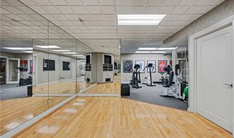 520 Bristol Dr, Aurora, OH 44202