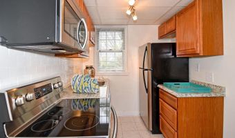 2829 S ABINGDON St B, Arlington, VA 22206