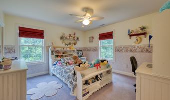 2 Warren Gln, Burlington, CT 06013