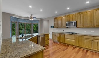 2 Echowood Dr, Algonquin, IL 60102
