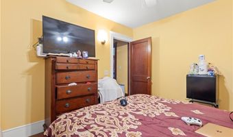 51 Oakland Ave, Cranston, RI 02910