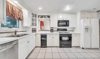 8 Countryside Ct, Amherst, NY 14221