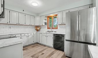 2416 Maplewood Dr, Asbury, IA 52002