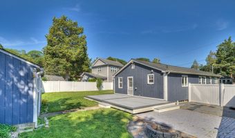 33 Spruce Ln, Bristol, RI 02809